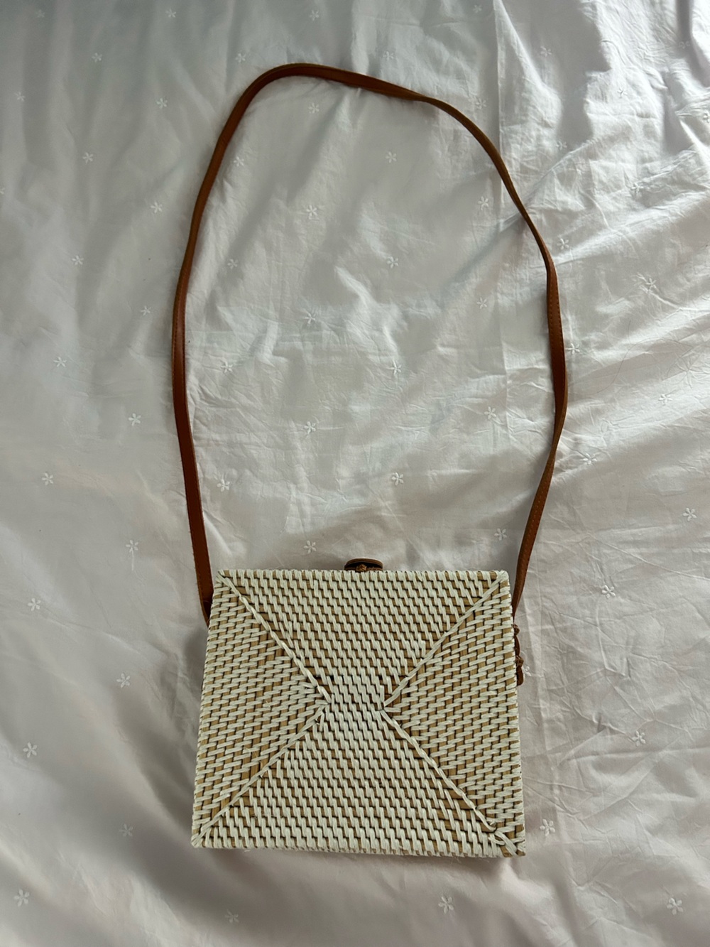 Square white Lilly rattan purse - Picture 3 of 5